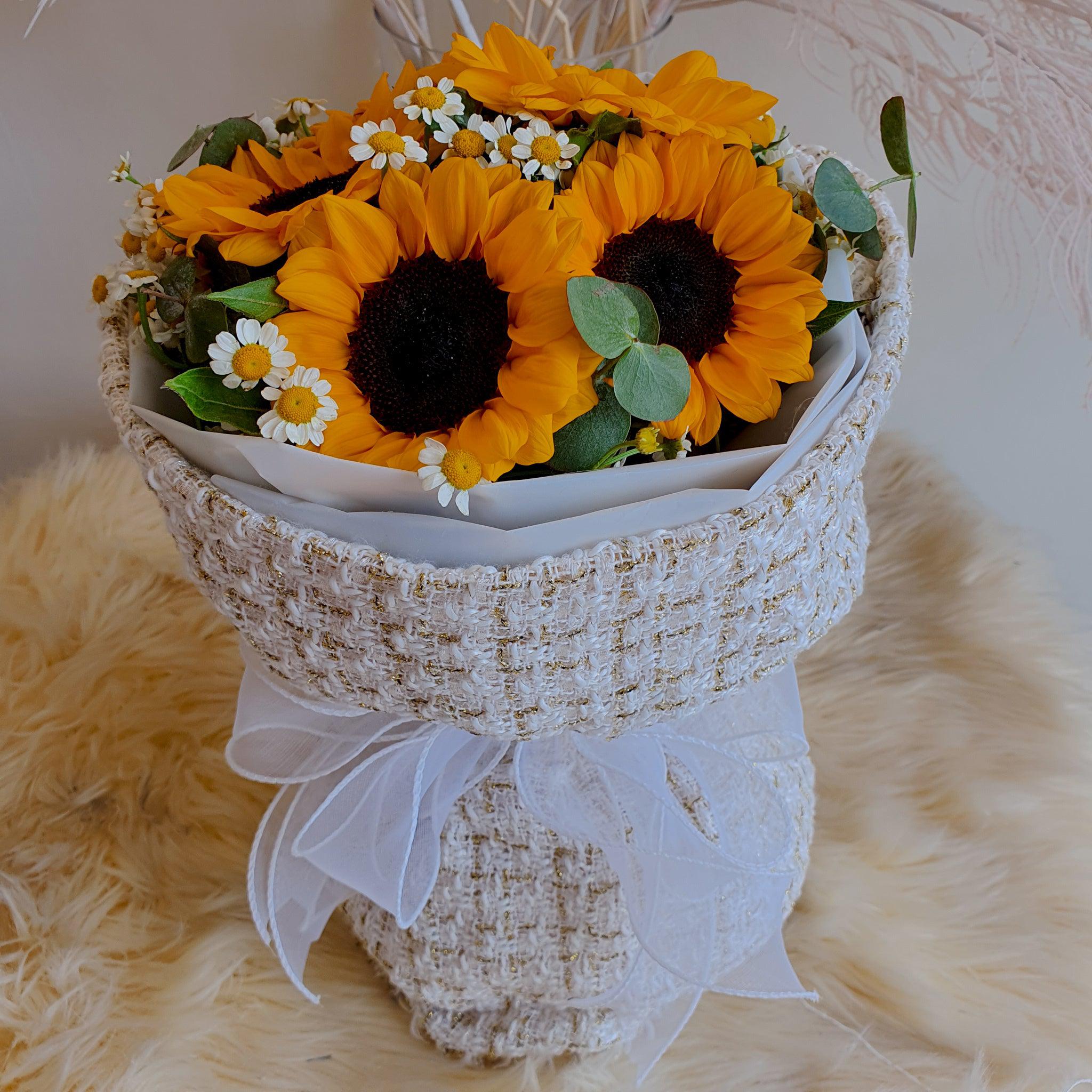 Que Sera - Fresh Sunflower Bouquet-Fresh Flower-5 stalks-Yellow-DeFairy Tales