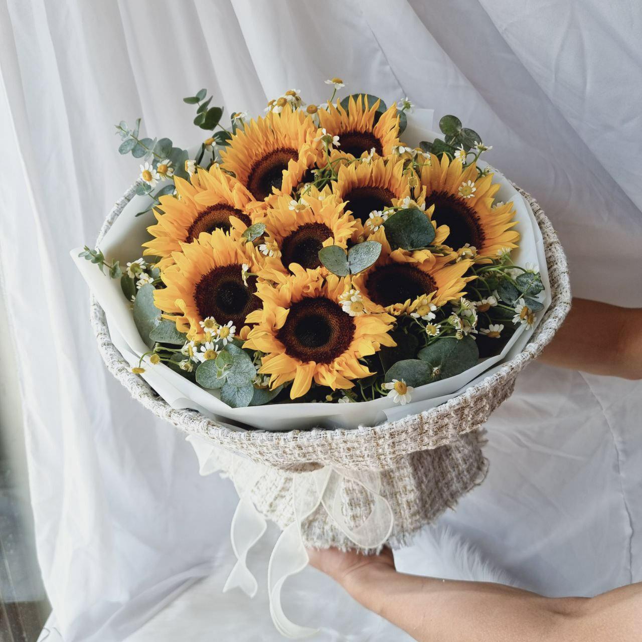 Que Sera - Fresh Sunflower Bouquet-Fresh Flower-9 stalks-Yellow-DeFairy Tales